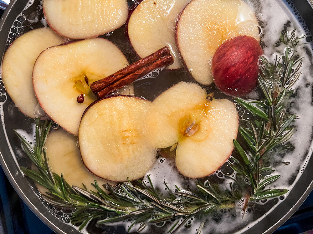 apple cinnamon rosemary simmer pot